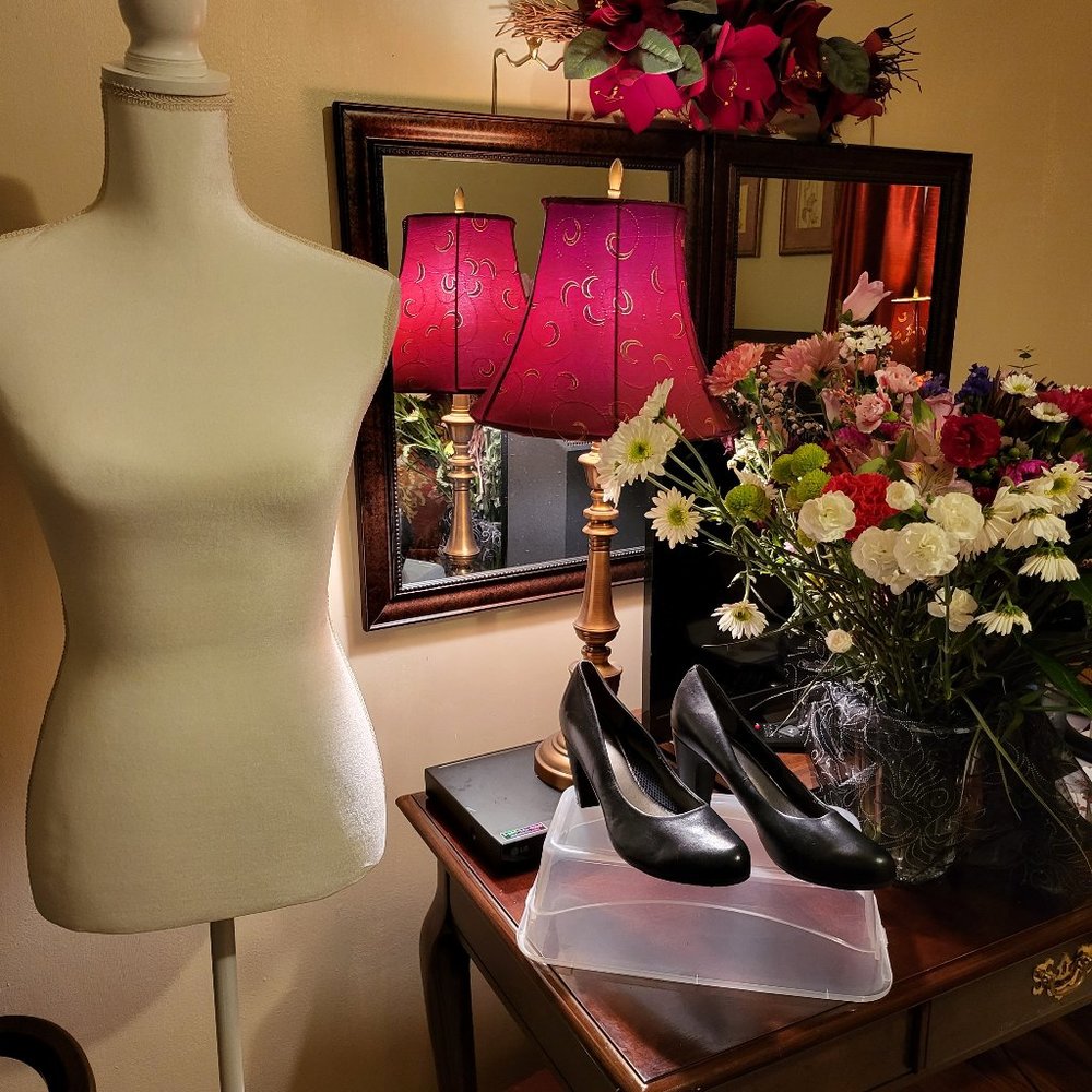 Easy Spirit Black Leather Pumps Size 9
